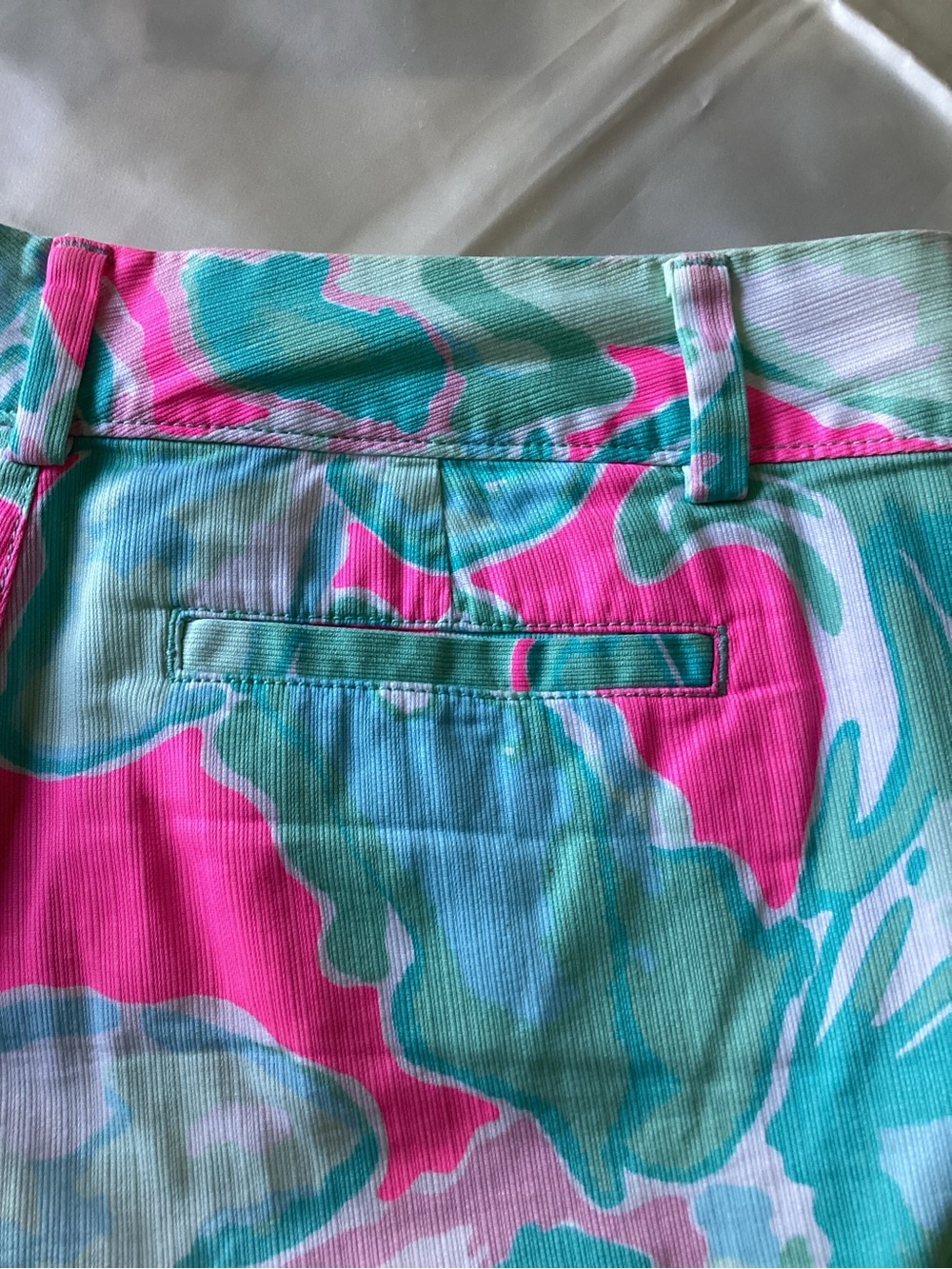 Lilly Pulitzer resort wear vibrant shorts - Picture 10 of 10